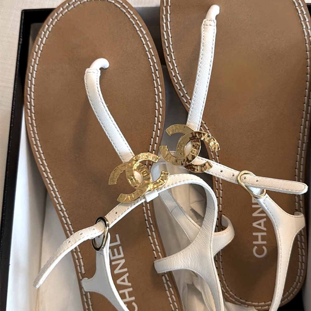 New in box CHANEL size 39 thong shoes sandals flats logo white - Picture 2 of 6